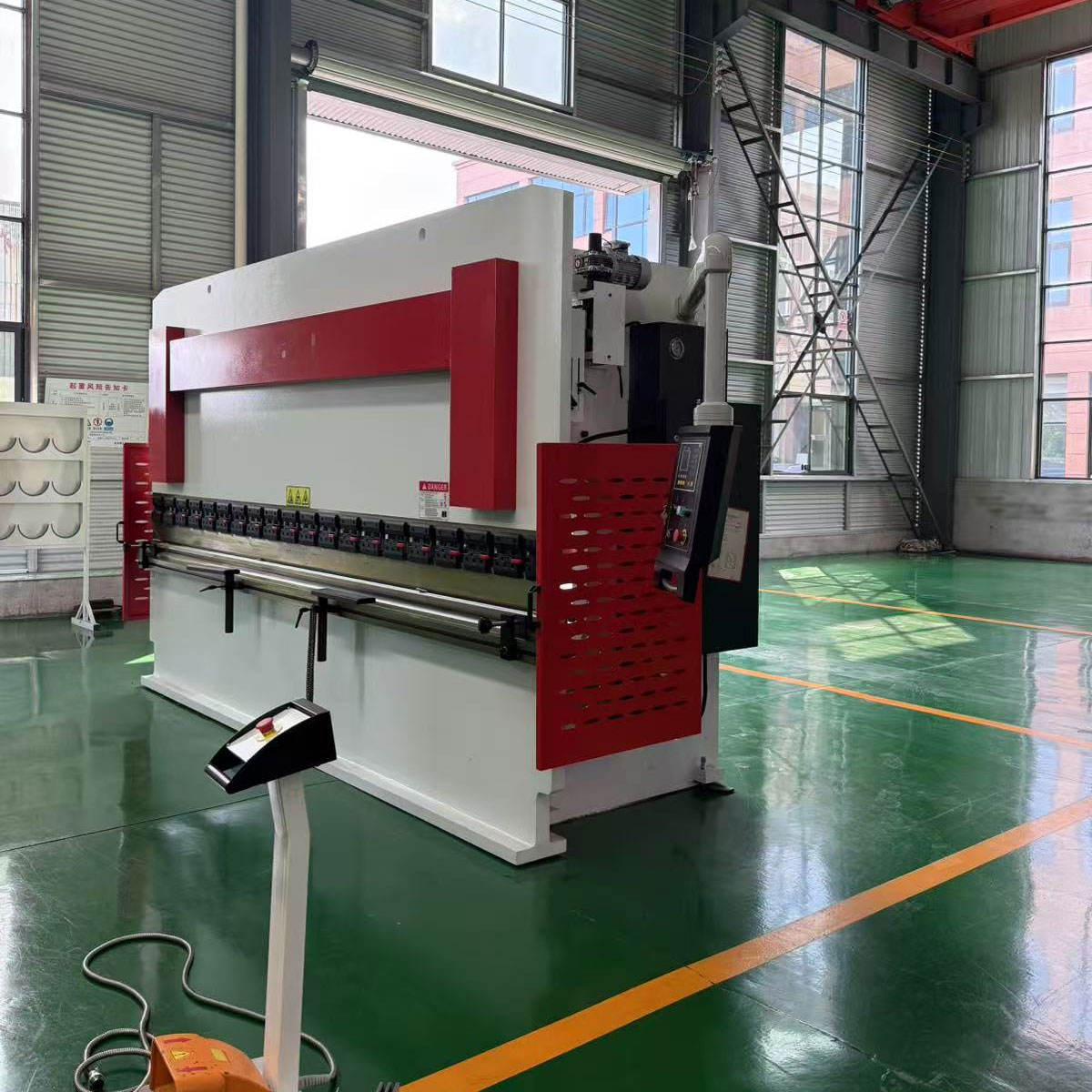 High accuracy press brake for precision bending