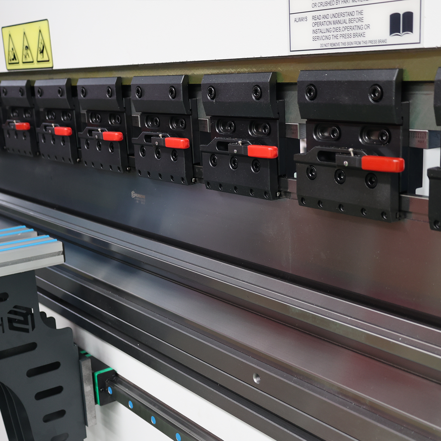 High accuracy press brake for precision bending