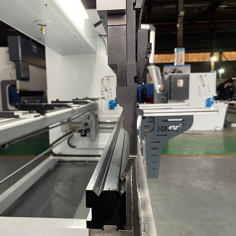 Electric CNC bending machine with advanced control system