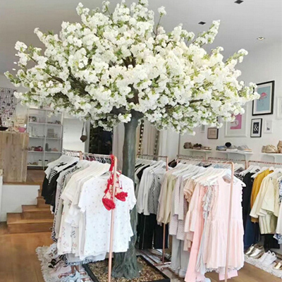 Umelý stromček z čerešňového kvetu na dekoráciu obchodu