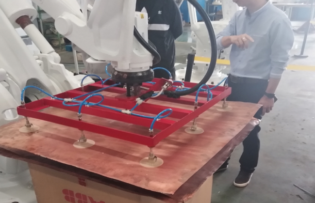 Makina gjysmë automatike për heqjen e katodës