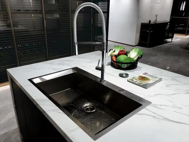 What is a Quartz Stone Countertop? What are the advantages of quartz stone countertops?