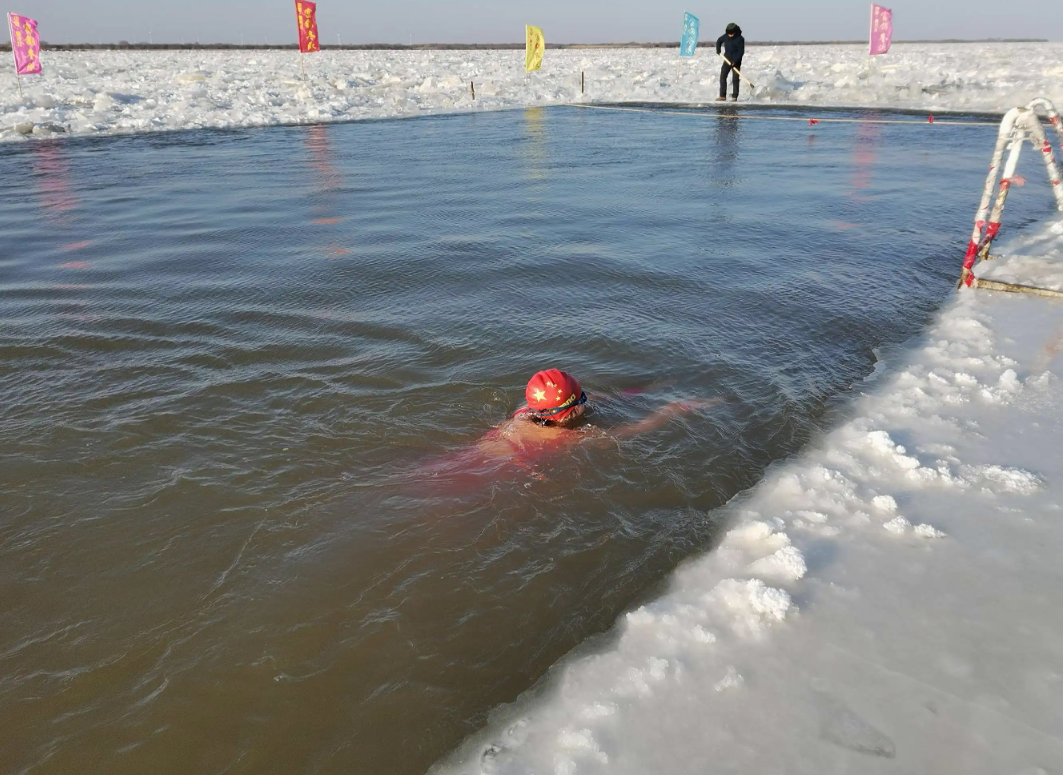 What are the health benefits of swimming in winter