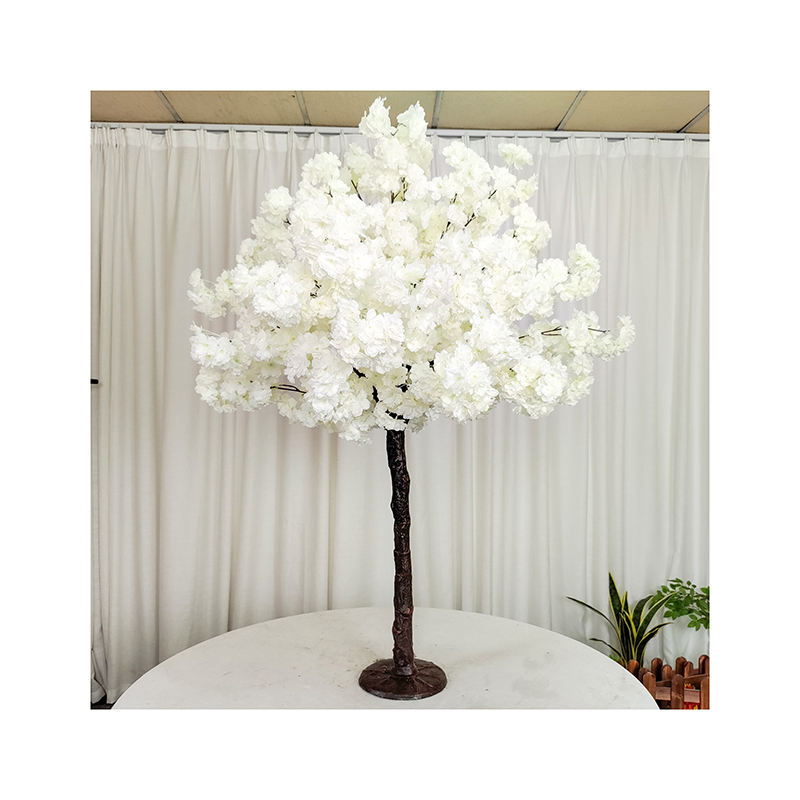 Біле штучне вишневе дерево для прикраси весільного заходу в центрі столу