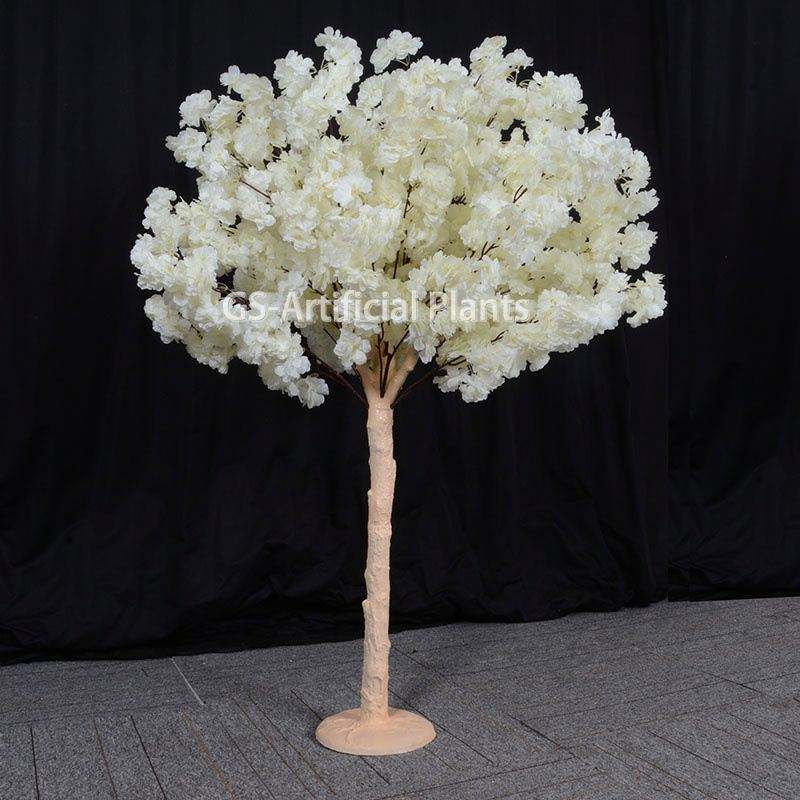 結婚式の装飾のための桜の木