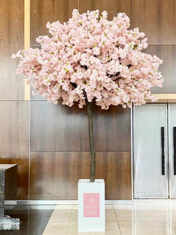  Sisätilojen koristelu keinotekoinen kirsikankukkapuu 