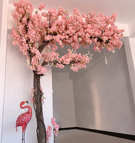Mesterséges beltéri dekoráció rózsaszín központi elemek esküvői fa mesterséges cseresznyevirág fa boltívek fél alakú esküvői dekoráció fa