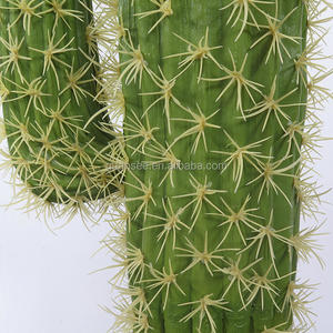 Nagyméretű mesterséges kaktuszfa a szabadban