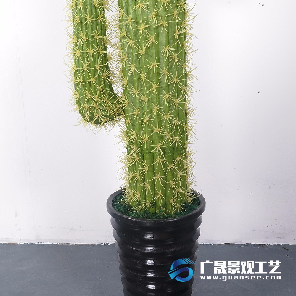  Duży sztuczny kaktus na zewnątrz 
