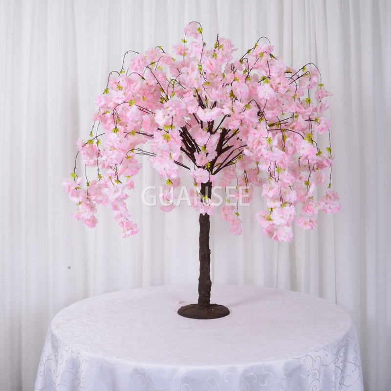 Штучне вишневе дерево заввишки 4 фути є центральним прикрасою весільного заходу
