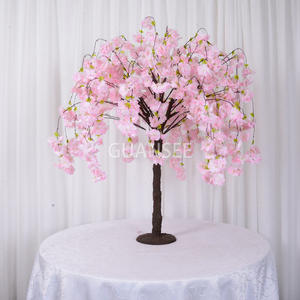 Штучне вишневе дерево заввишки 4 фути є центральним прикрасою весільного заходу