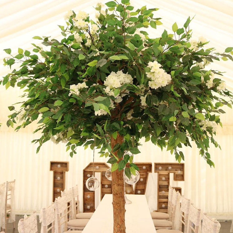  Künstlicher Ficusbaum mit grünen Blättern und Kirschblüte 