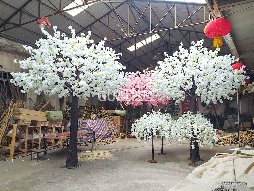  Ficus con foglie verdi artificiali e fiori di ciliegio 