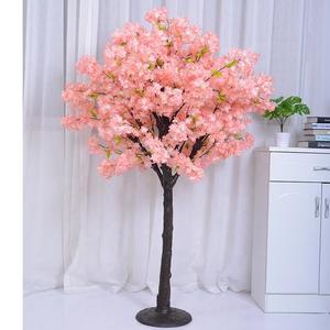 Розово изкуствено малко вишнево дърво с височина 5 фута в центъра на масата