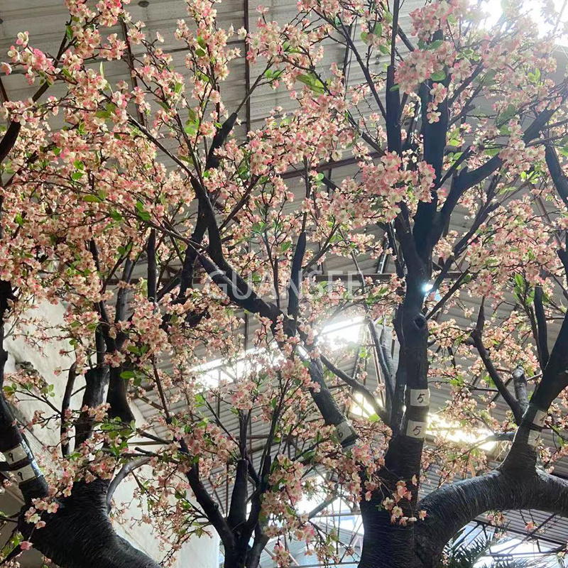  Decoração de interiores de árvores com flores artificiais 