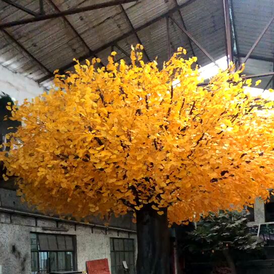 Mākslīgie dzeltenie ginkgo augu koki
