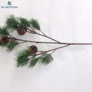 Künstliche Baumzweige und Blätter im minimalistischen Stil, hängender Zypressenstrauch für die Weihnachtsdekoration