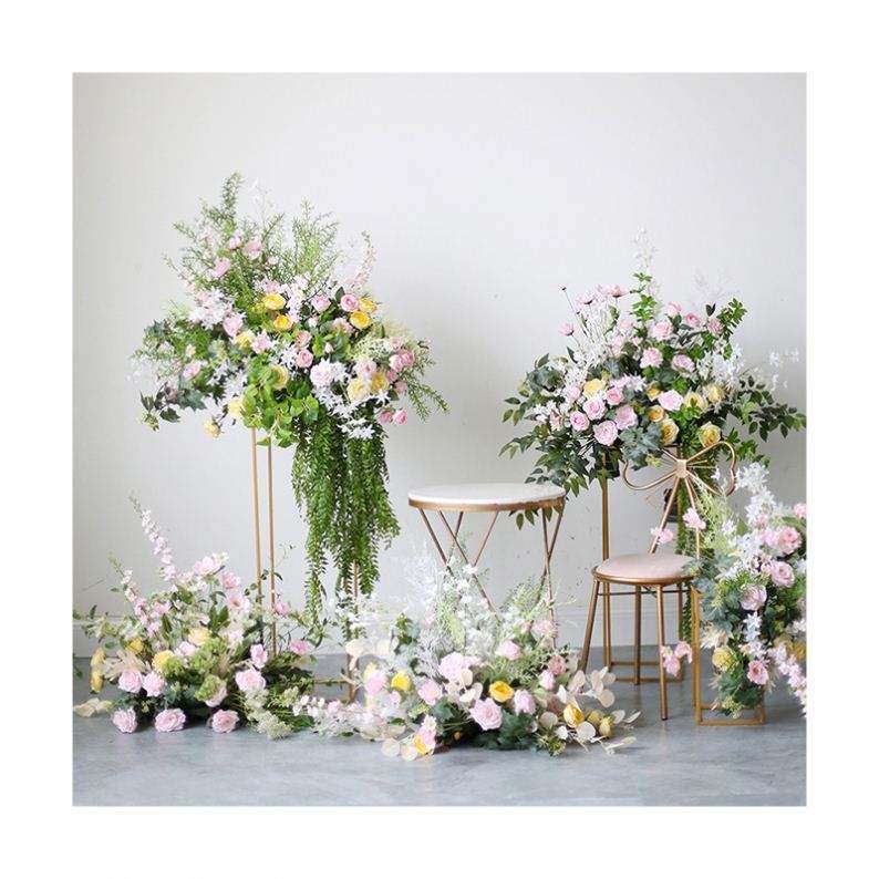 Rând de flori artificiale pentru decorarea nunții