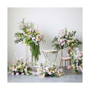 Ряд штучних квітів для прикраси весілля