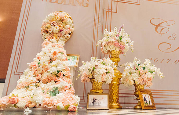 Artificial flowers row for wedding centerpieces