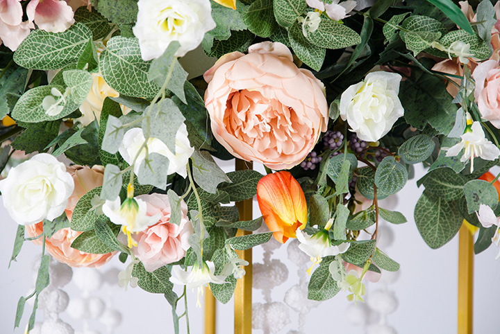  စိမ်းလန်းစိုပြေသော ပန်းဘောလုံးဖြင့် မင်္ဂလာဆောင်သစ် နှင်းဆီဘောလုံး အတု wisteria ပန်းဘောလုံး 