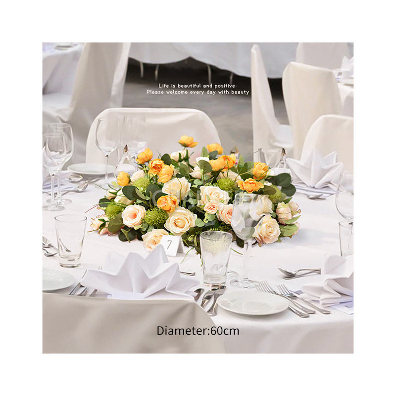Centre de taula de boles de flors artificials per decorar la taula del casament