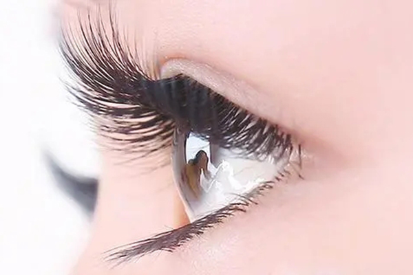 The difference between eyelashes and grafted eyelashes