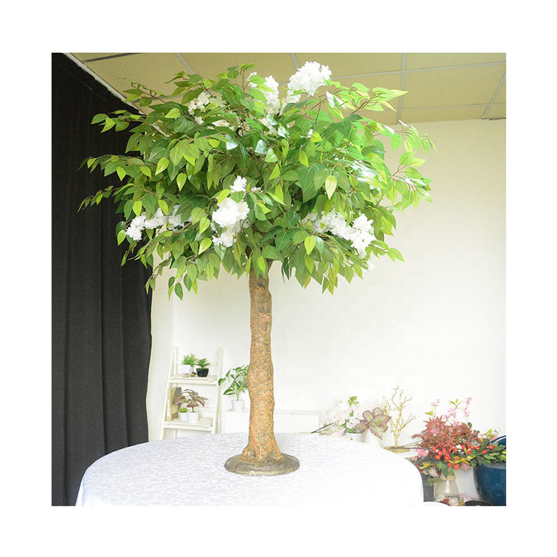 ချယ်ရီပန်းပွင့်စားပွဲနှင့် ဗဟိုချက်အပင်ရှိသော အစိမ်းရောင်အရွက်အတုရှိသော Ficus သစ်ပင်