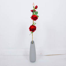 Kunstigt rosenblomstbryllup i vase