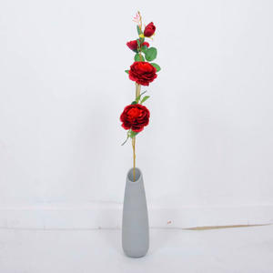 Nunta cu flori artificiale de trandafir in vaza