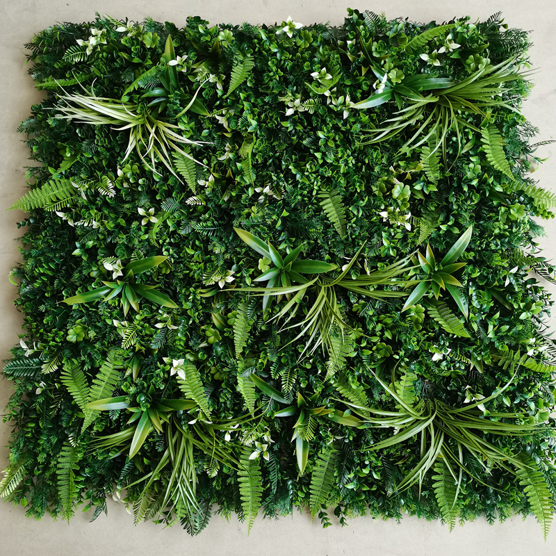 Simulovaná rastlinná stena, stena na pozadí, šifrovaný plastový trávnik, umelá stena zo zelených rastlín, výzdoba výkladu, stena so simulovanými kvetinami