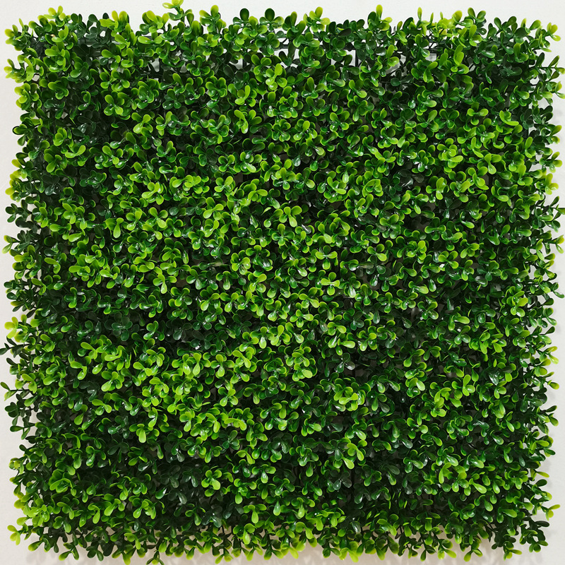 Simulita gazonplanta muro endoma kaj subĉiela falsa gazono plastaj verdaj plantoj kaj plantida herba ornamado