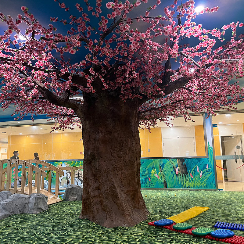 Симулирано дрво со цвет од праска Прилагодено вештачко дрво со цвет од праска во затворен ресторан Трговски центар за свадбено украсување дрво