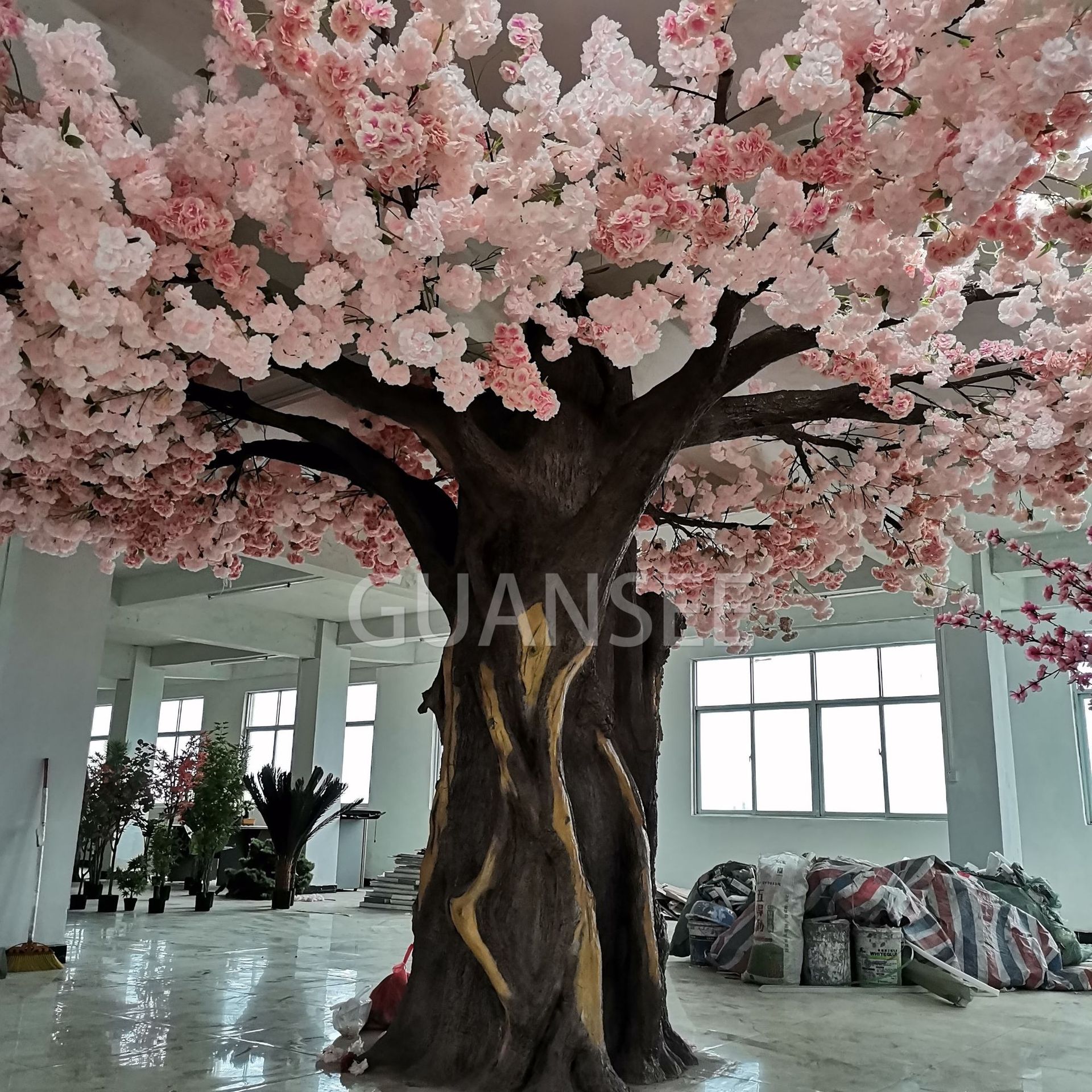  Juuri saapuneet keinotekoiset kirsikkapuut laajamittaiseen viherrakennukseen sisä- ja ulkotilojen koristeluun keinotekoiset puut 