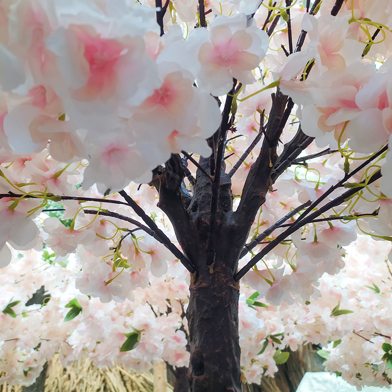 Simulovaná svadobná výzdoba z kvetov čerešne