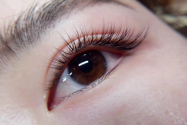 how to extend eyelashes naturally