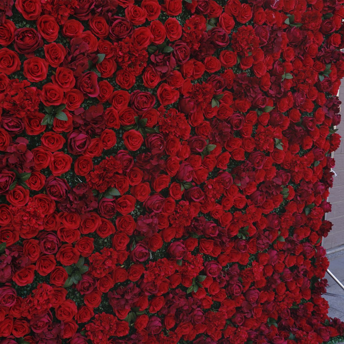 Červená látka spodná simulácia kvetinová stena na pozadí stena Milánska tráva dno svadobná výzdoba svadobná výzdoba