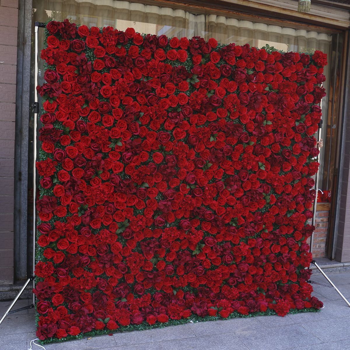 Raudono audinio dugno modeliavimas gėlių sienos fono siena Milano žolės dugno vestuvių dekoravimas vestuvių dekoravimas