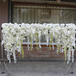 Імітація квіткової стіни. Весільний декор готелю та квіткове оформлення