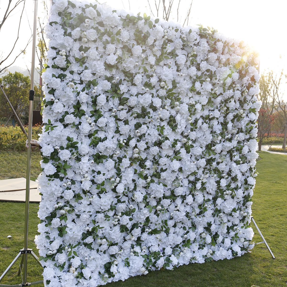 Valkoinen kukkaseinä, jossa kangastausta simulointi kukkataidetta 5D kolmiulotteinen tausta metsätyylinen hääkoristelu ja hääkoristelu