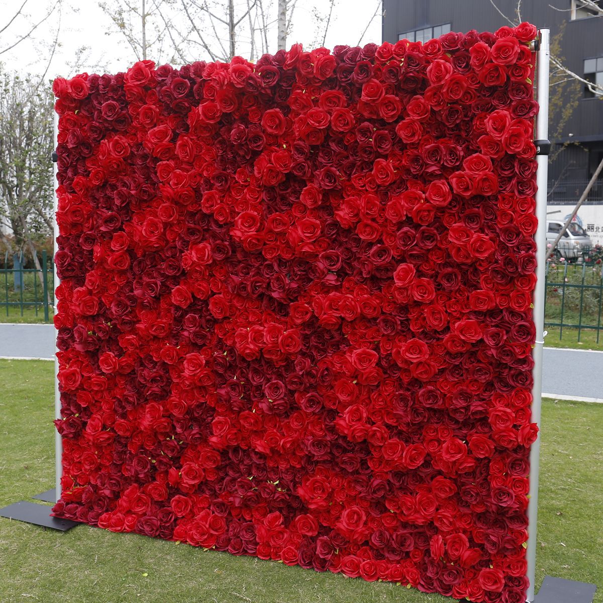 3D simulim 3D me pëlhurë të kuqe në fund të murit të sfondit të murit me lule, dekorim dyqanesh dekorimi i dasmës mur trëndafili