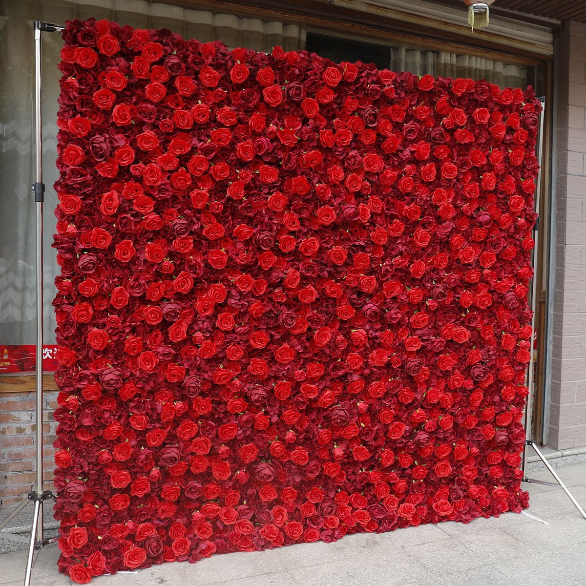 Piros ruhával alsó virág fal háttér fal gyártó nagykereskedelmi esküvői dekoráció szövet szimulációs virágok
