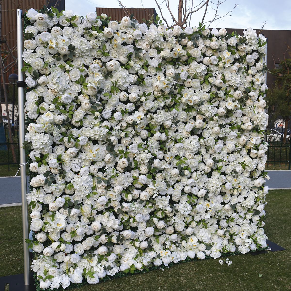 Цветен ѕид од бела ткаенина долниот дел од ѕидот на позадината Цвет за симулација на свадбата