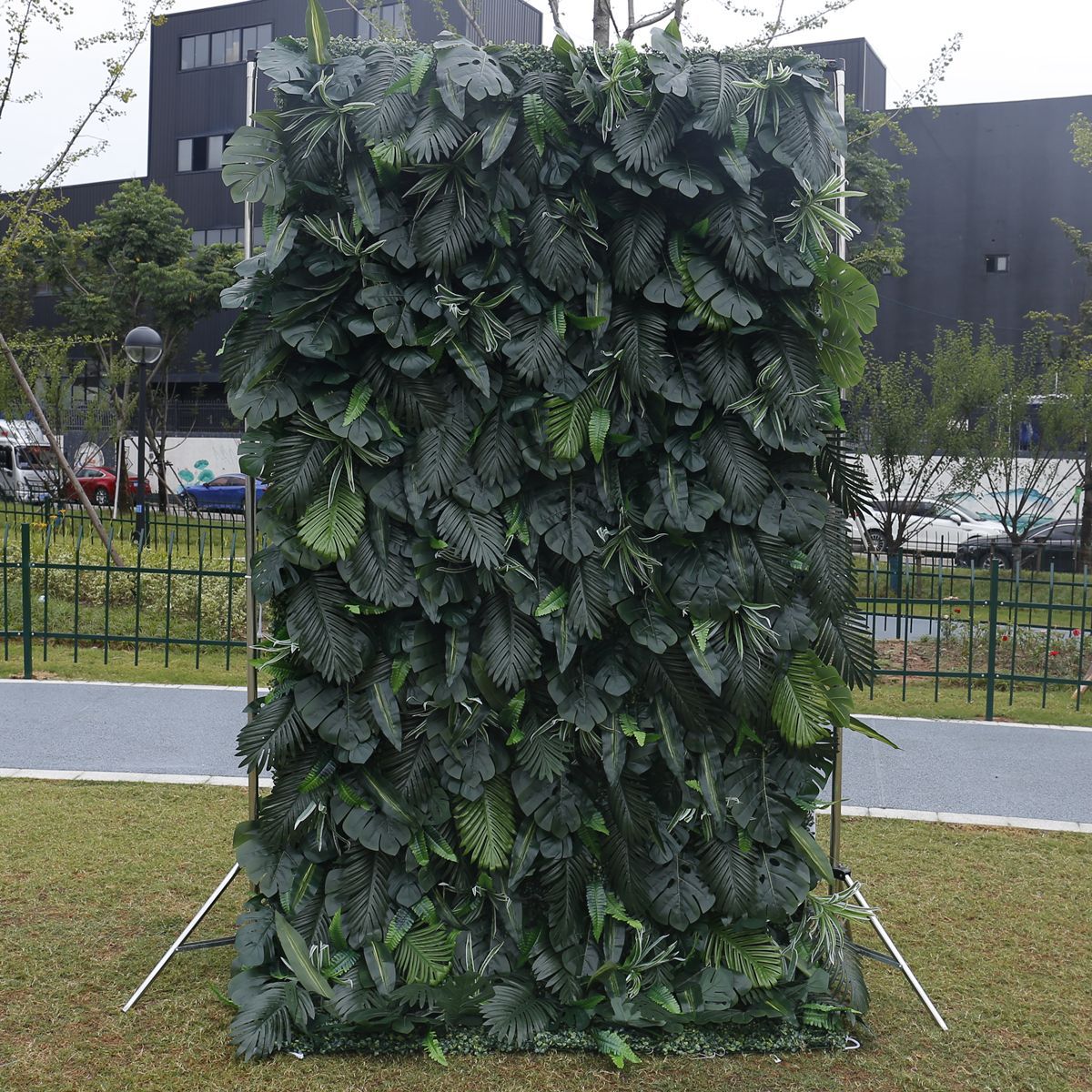 Τοίχο φυτού προσομοίωσης πάτου από ύφασμα, τοίχος πράσινου φυτού, ψεύτικο γκαζόν, είσοδος εμπορικού κέντρου και διακόσμηση βιτρίνας