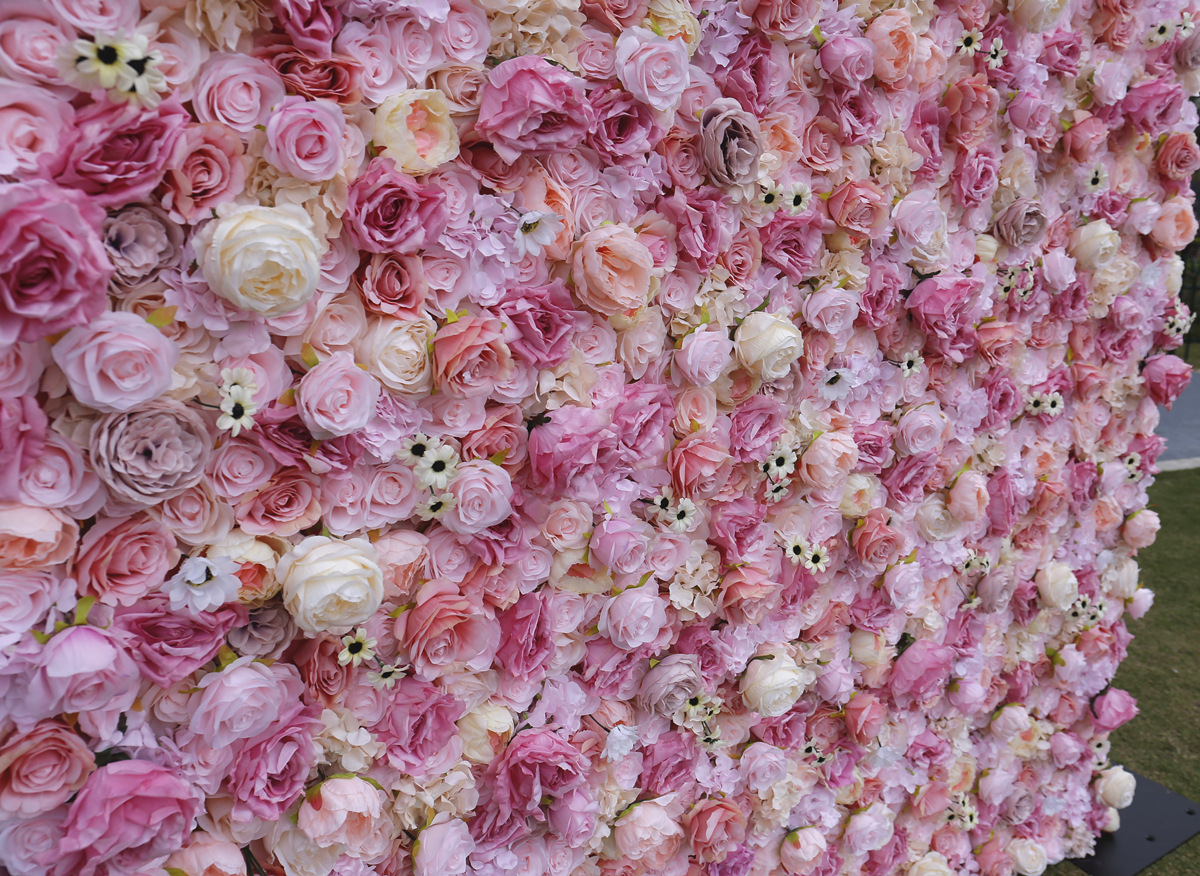 Рожева тканина знизу з квітковим фоном стіни. Весілля та весільні прикраси. Стіна. Червона троянда