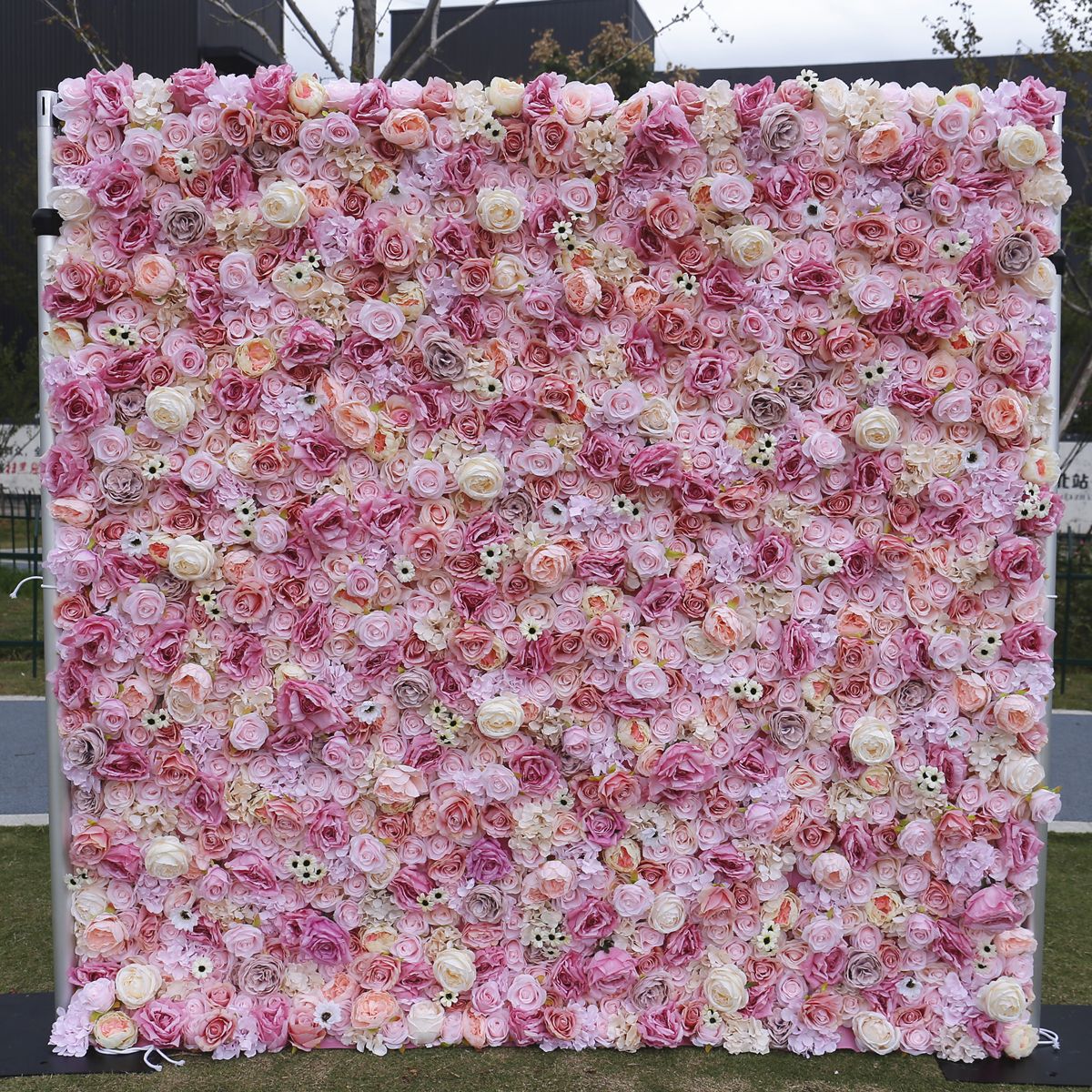 Рожева тканина знизу з квітковим фоном стіни. Весілля та весільні прикраси. Стіна. Червона троянда
