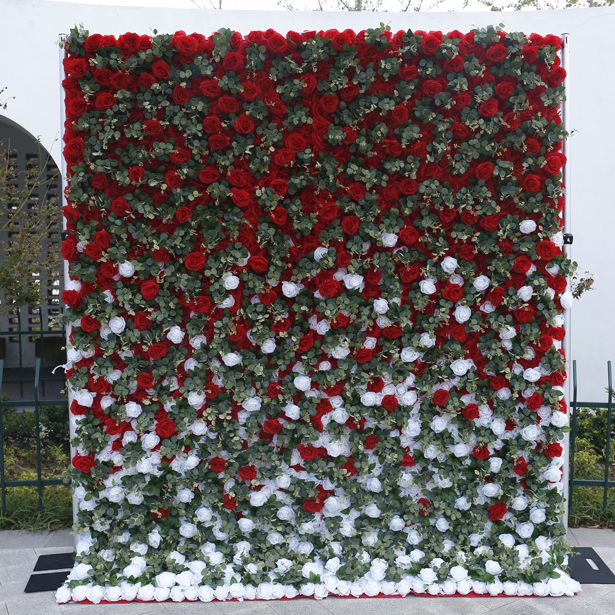 Tembok kembang simulasi kanthi latar mburi kain gradien dekorasi pernikahan mawar tembok tanduran tembok ijo