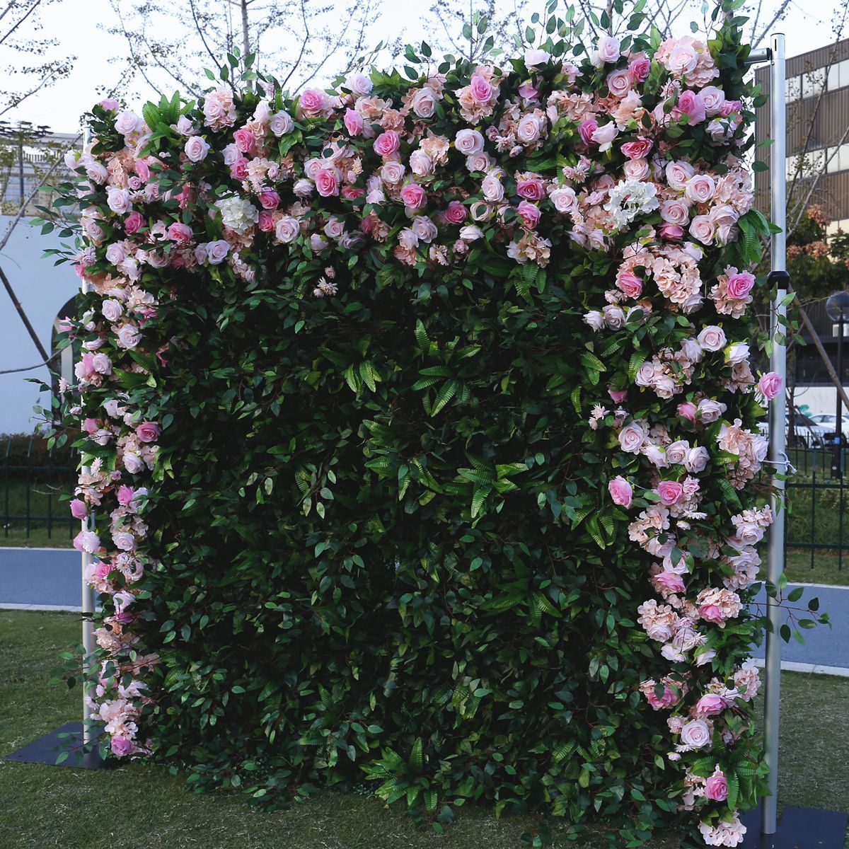 Simulovaná kvetinová stena na pozadí steny zelená kvetináč stena, vonkajšie aktivity svadobná výzdoba