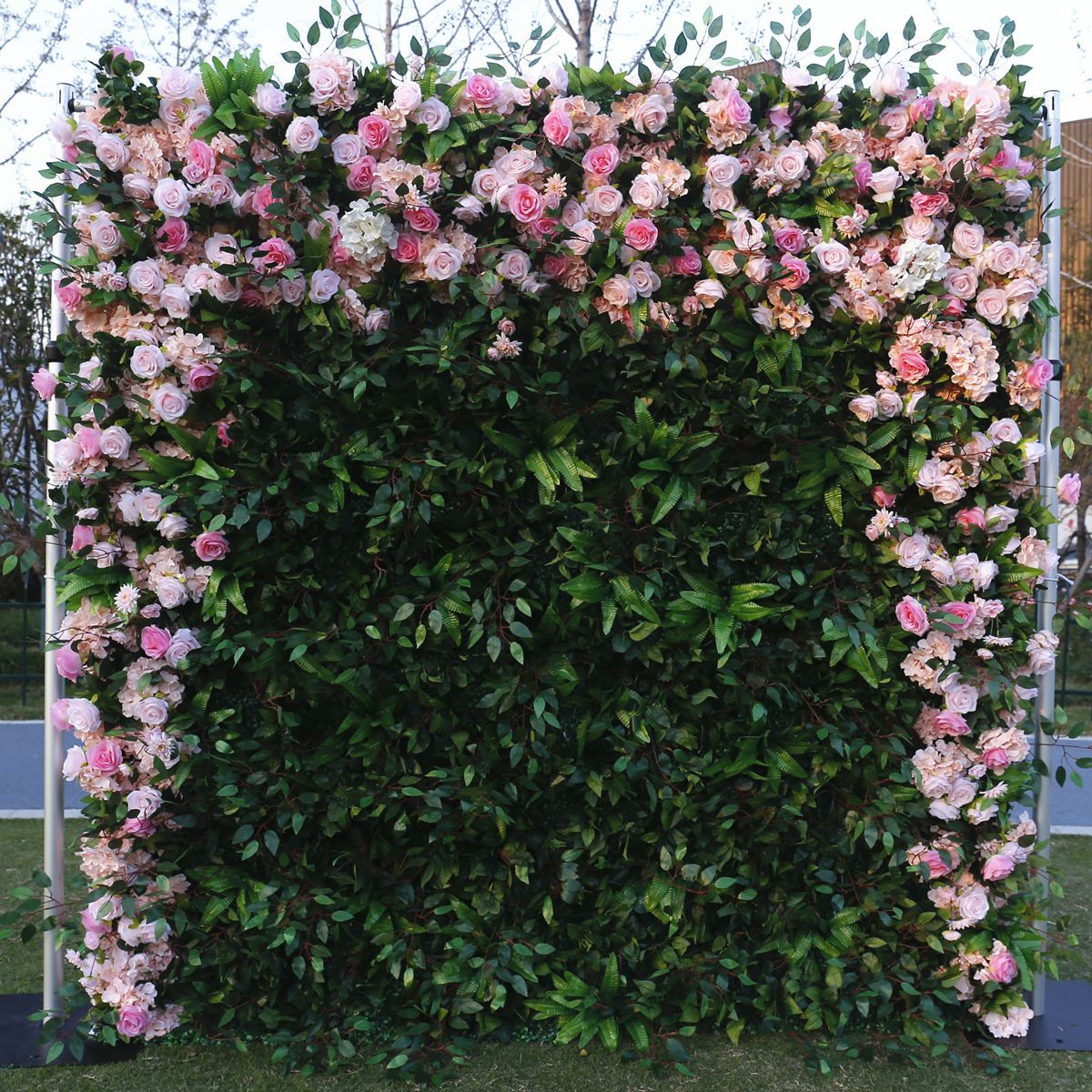 Симулиран флорален ѕид во позадина на зелениот ѕид за садење, свадбена декорација на активности на отворено