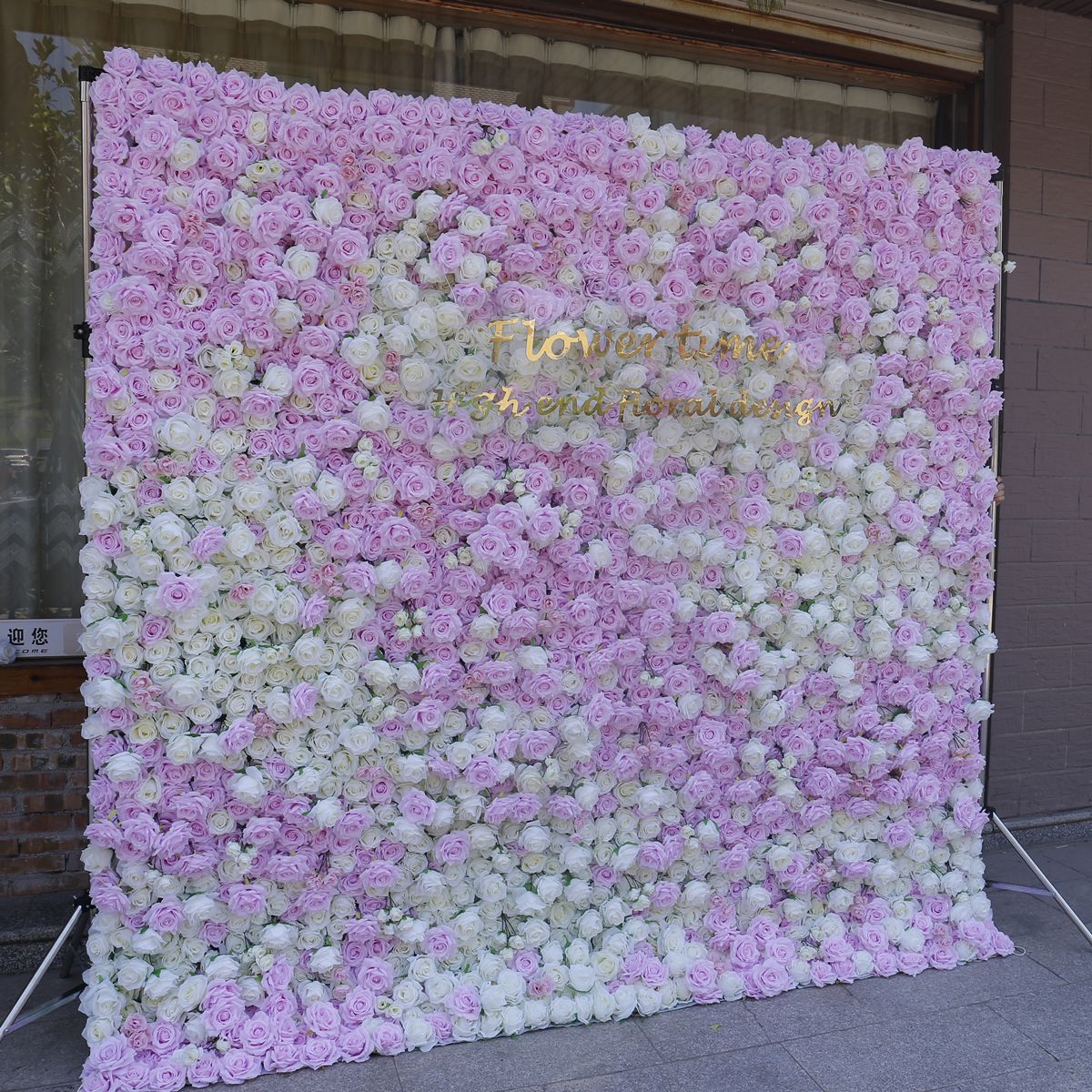 Simulovaná kvetinová stena s látkovým pozadím na pozadí steny 5D trojrozmerná svadobná výzdoba svadobné dekorácie rekvizity